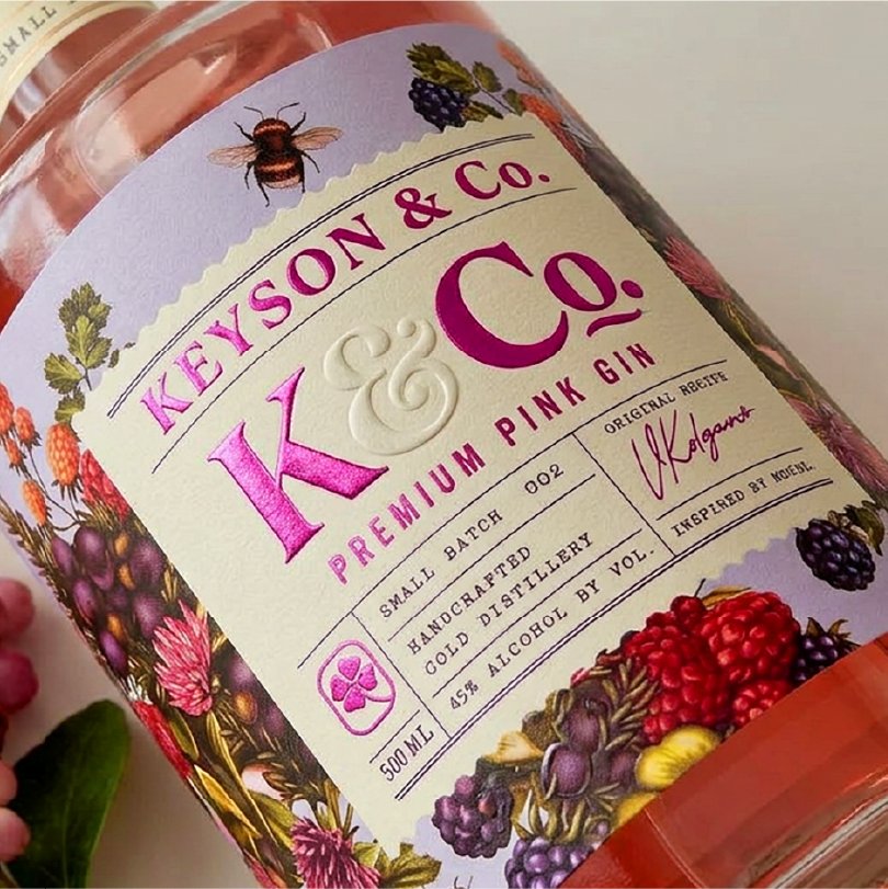 Etiqueta K&Co Premium Pink Gin con embossing y hot stamping dorado
