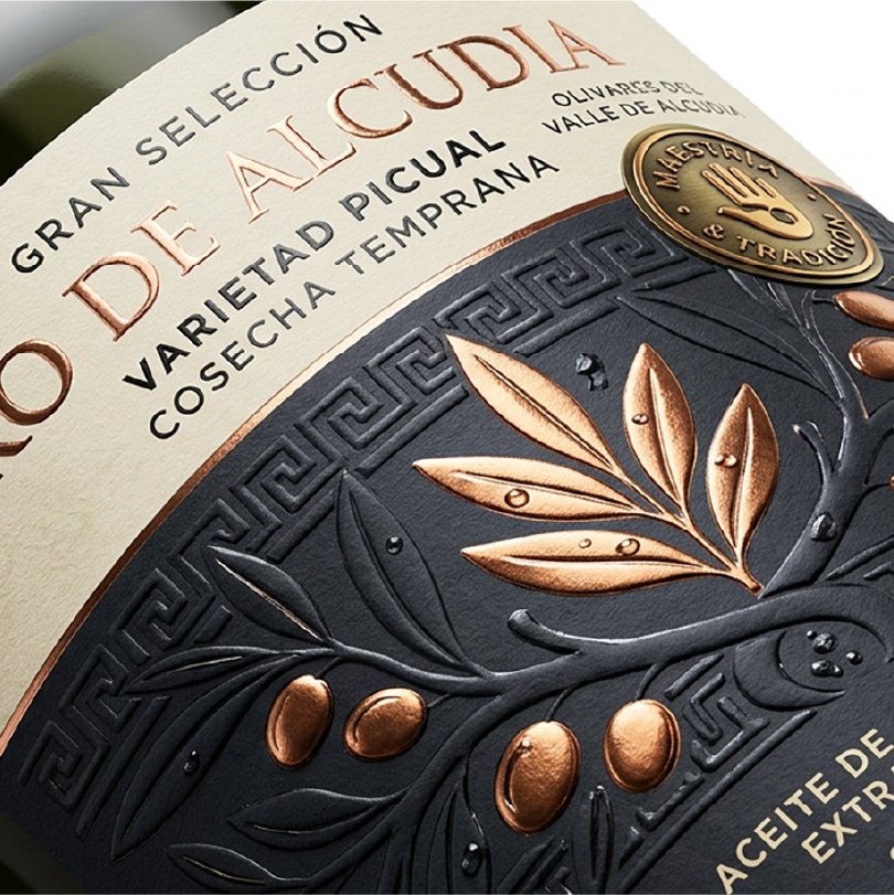 Botella de aceite de oliva premium con etiqueta de embossing y hot stamping en cobre