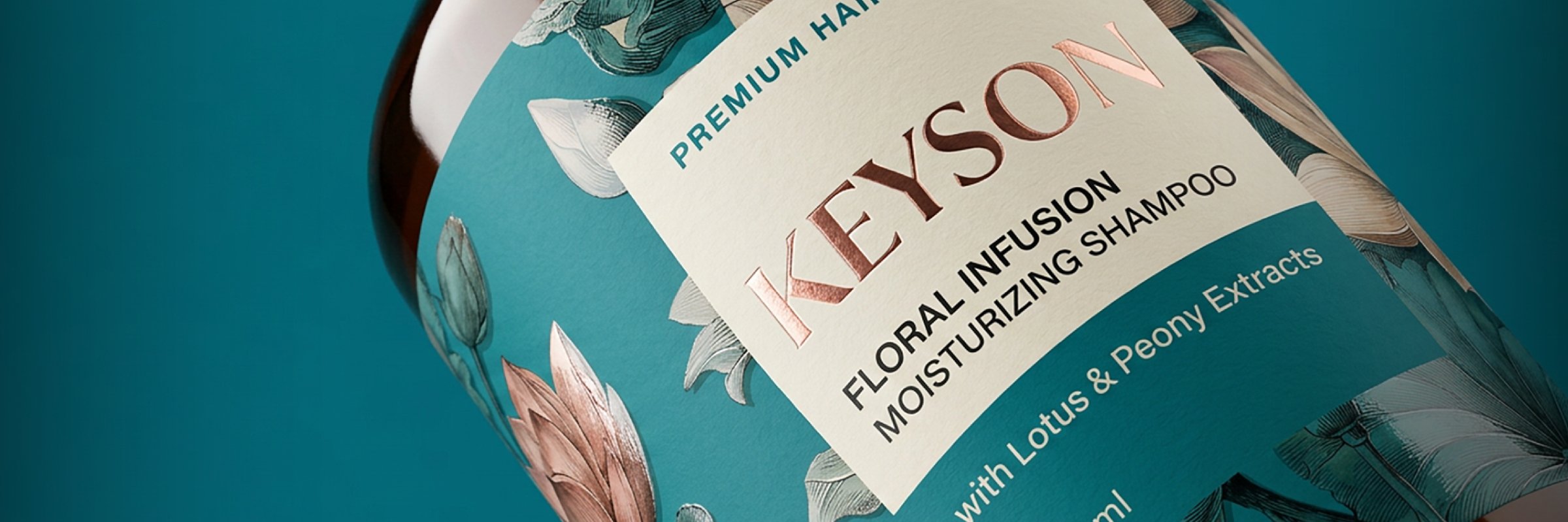 Etiqueta Keyson con acabado hot stamping sobre fondo teal
