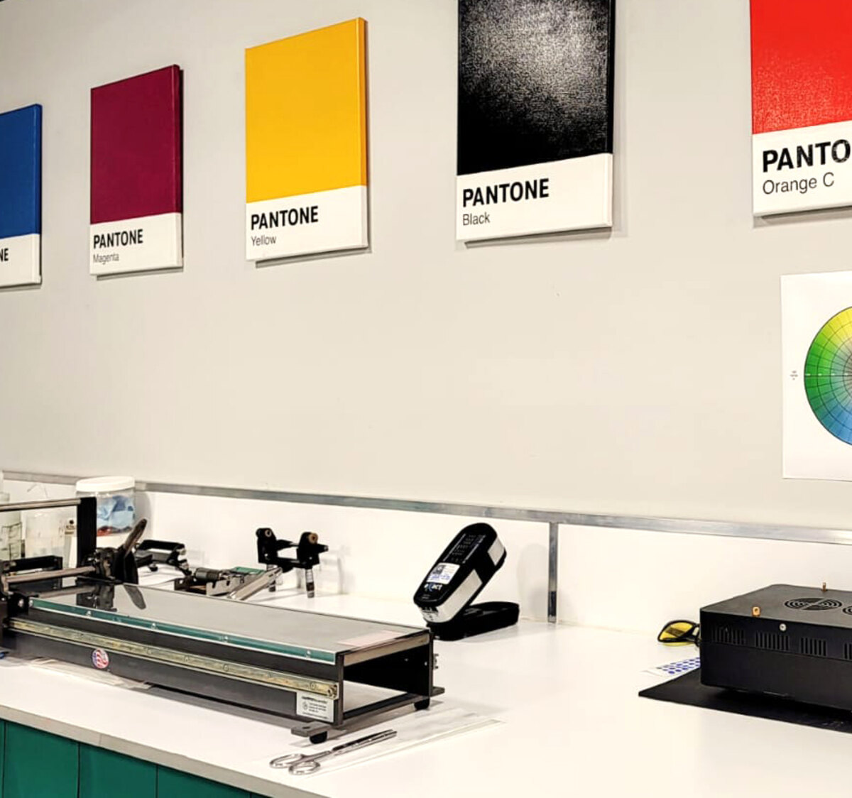Muestras Pantone exhibidas con equipos de medición de color