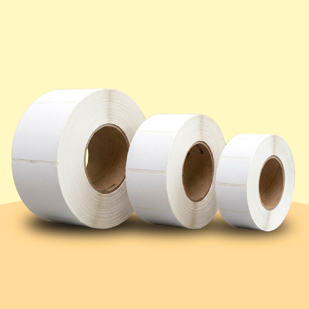 Rollos de etiqueta blanca funcional de distintos tamaños