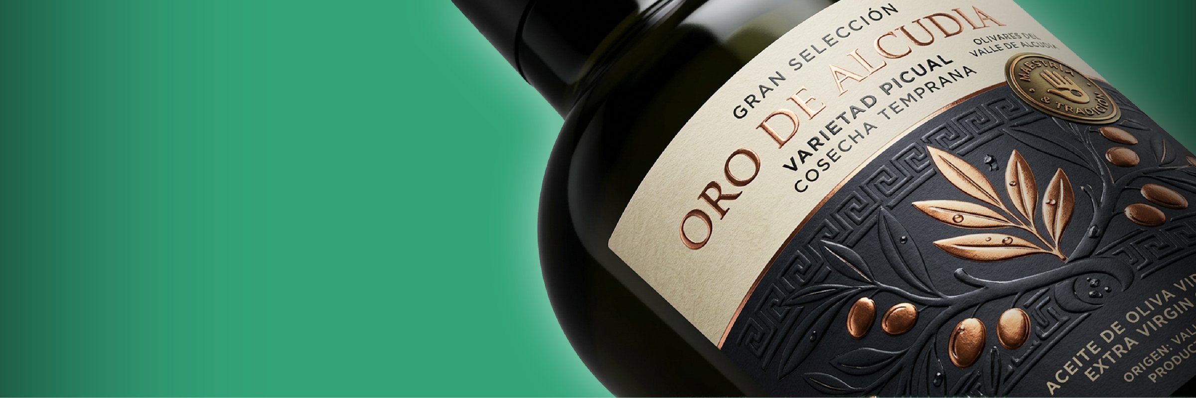 Botella de aceite de oliva premium Oro de Alcudia con etiqueta de embossing y hot stamping en cobre
